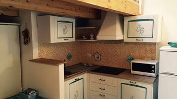 Refrigerador, microondas, placa de cocina, utensilios de cocina