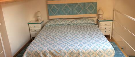 Studio | Iron/ironing board, cribs/infant beds, free WiFi