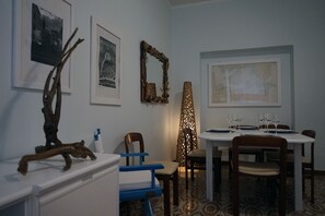 Appartamento, 4 camere da letto | Pasti in camera