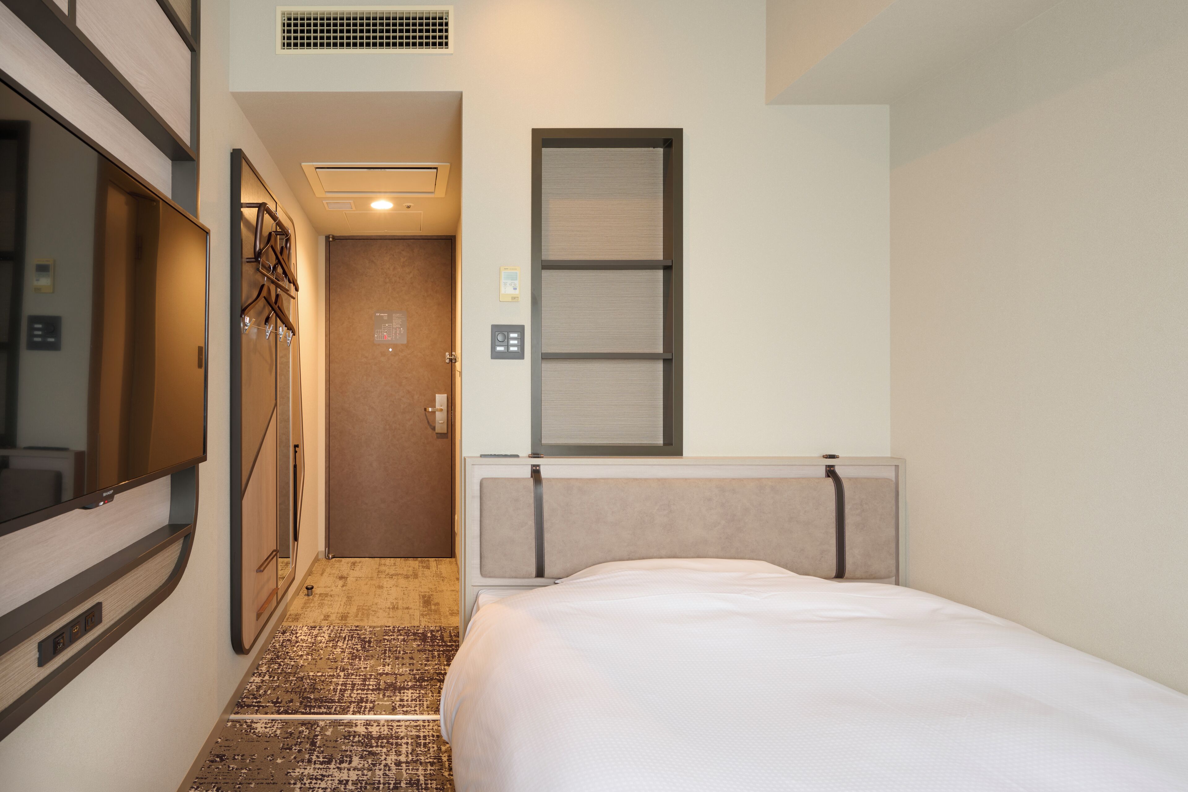 Kamar Single, Bebas Asap Rokok | Meja kerja, ruang kerja ramah laptop, dan tirai kedap cahaya