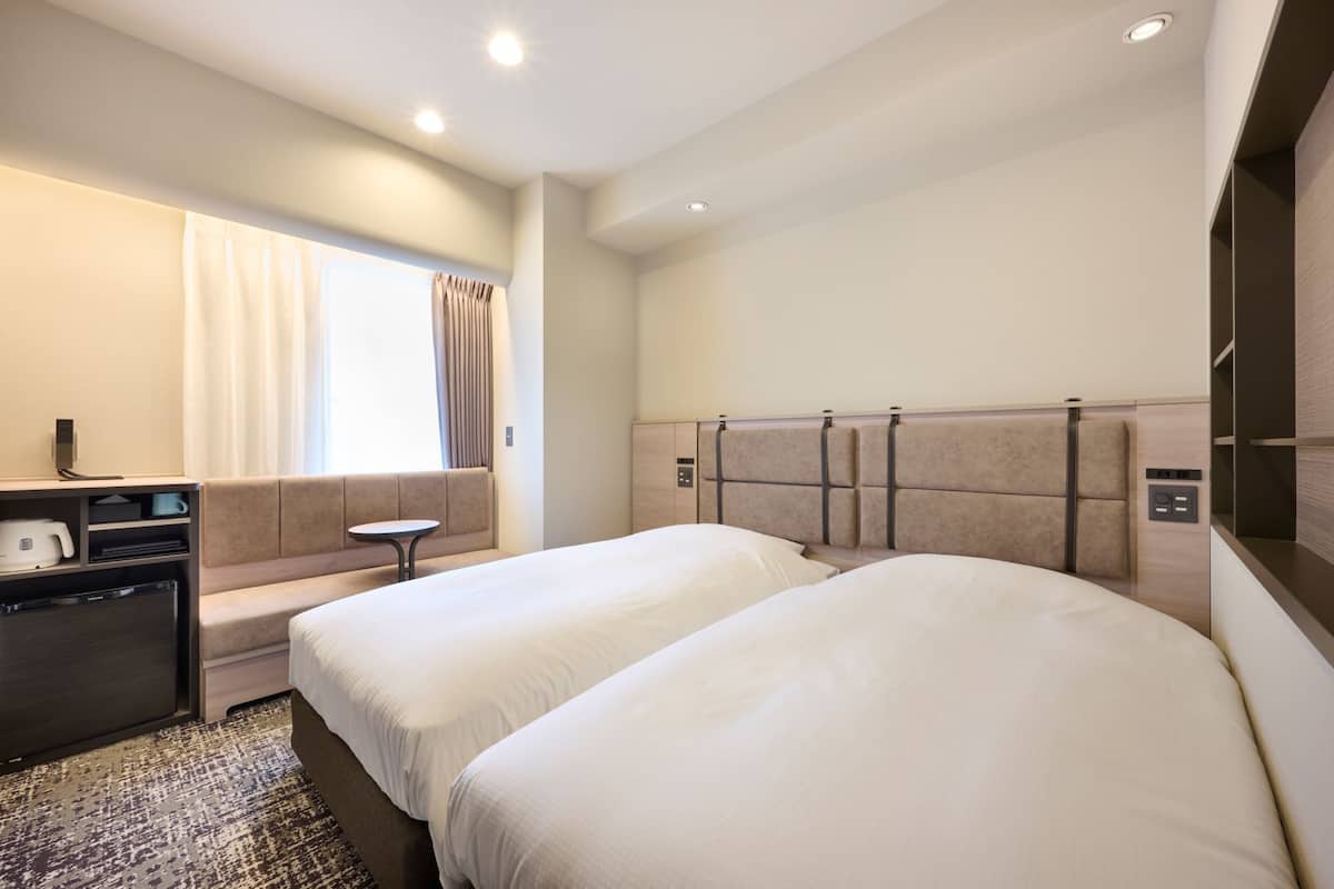 Habitación con 2 camas individuales, no fumadores (Hollywood) | Escritorio, espacio para trabajar con un portátil, cortinas opacas