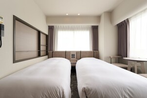 Twin Room, Non Smoking (Corner) | Meja, ruang kerja komputer riba, langsir/tirai gelap terus 