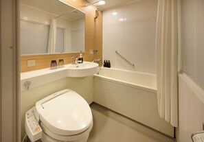 Kombinert dusj/badekar, miljøvennlige toalettsaker, hårføner og tøfler