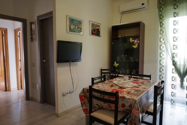 Apartment, 2 Schlafzimmer | Essbereich im Zimmer