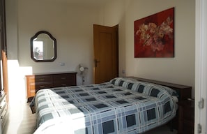 Appartamento, 2 camere da letto | Ferro/asse da stiro, culle/letti per bambini (a pagamento)