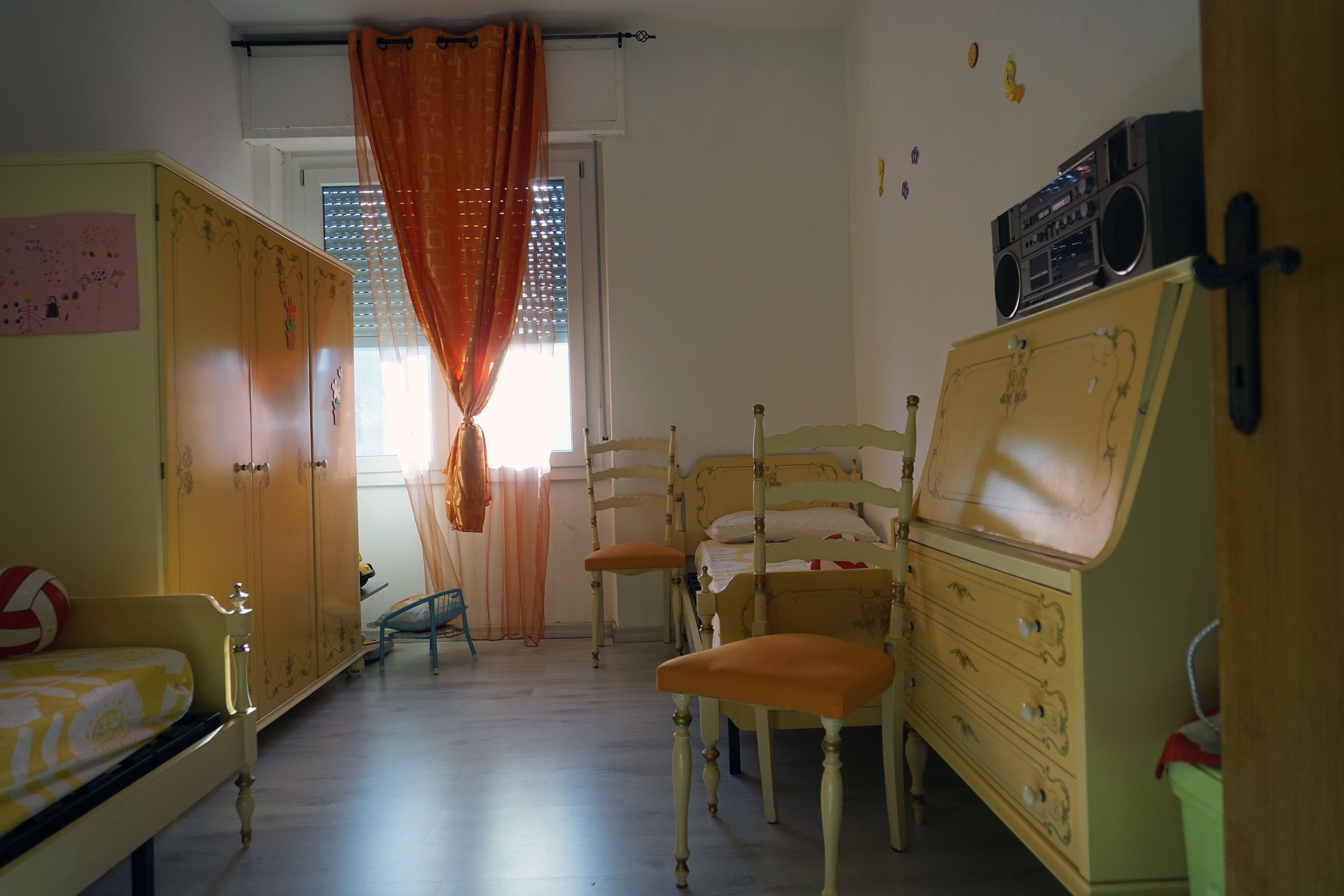 Une pièce comprenant un lit, une armoire, une commode et une chaise.
