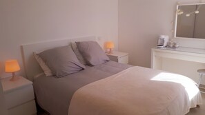 1 slaapkamer, een strijkplank/strijkijzer, wifi, beddengoed