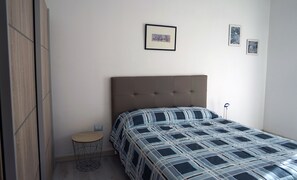 Apartamento, 2 habitaciones | Tabla de planchar con plancha, cunas (de pago), wifi