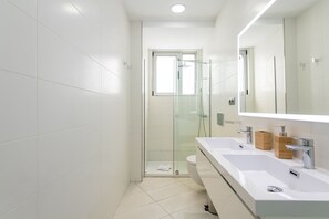 Een douche, een haardroger, handdoeken