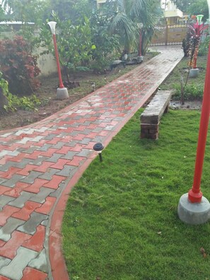 المنطقة المحيطة بالمنشأة