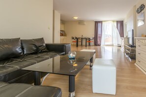 Appartement Confort, 2 chambres | Coin séjour | Télévision à écran plat