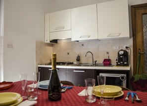 Apartment, 3 Bedrooms | Private kitchen | Fridge, microwave, oven, stovetop - Casa Tonno (Alghero)