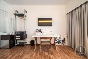 ميني بار وخزنة داخل الغرفة ومكتب وستائر تعتيم