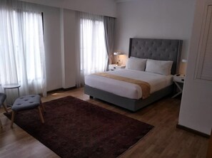 Deluxe kamer, 1 queensize bed, uitzicht op stad | Woonkamer | Een flatscreentelevisie
