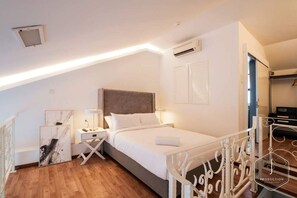 ميني بار وخزنة داخل الغرفة ومكتب وستائر تعتيم