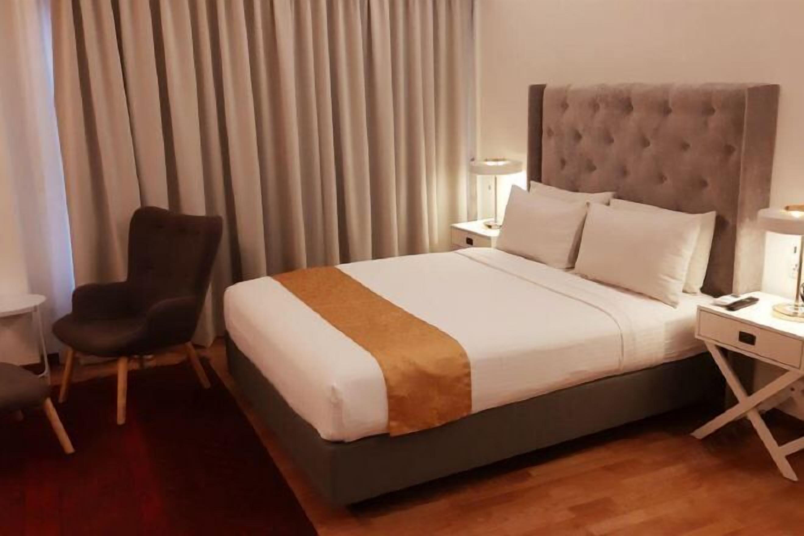 ミニバー、セーフティボックス (室内)、デスク、遮光カーテン