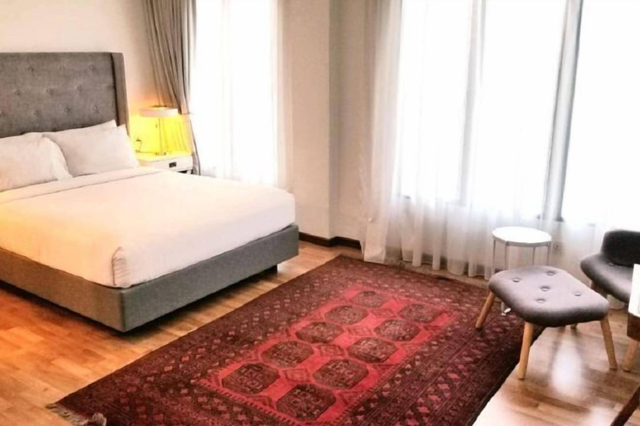 ミニバー、セーフティボックス (室内)、デスク、遮光カーテン