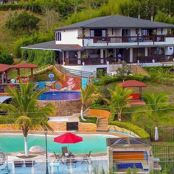 Fachada de la propiedad