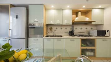 Refrigerador, microondas, horno y parrilla de estufa