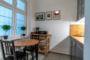 Appartement Design | Cuisine privée | Réfrigérateur, micro-ondes, four, plaque de cuisson