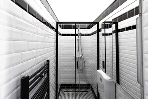 Design Apartment | Bathroom | Shower, free toiletries, hair dryer, towels - Boutique Prater Apartment Vienna (Vienna)