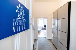 Design-huoneisto | 1 makuuhuone, yksilöllisesti sisustettu, yksilöllisesti kalustettu