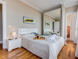 4 bedrooms, iron/ironing board, Internet, bed sheets