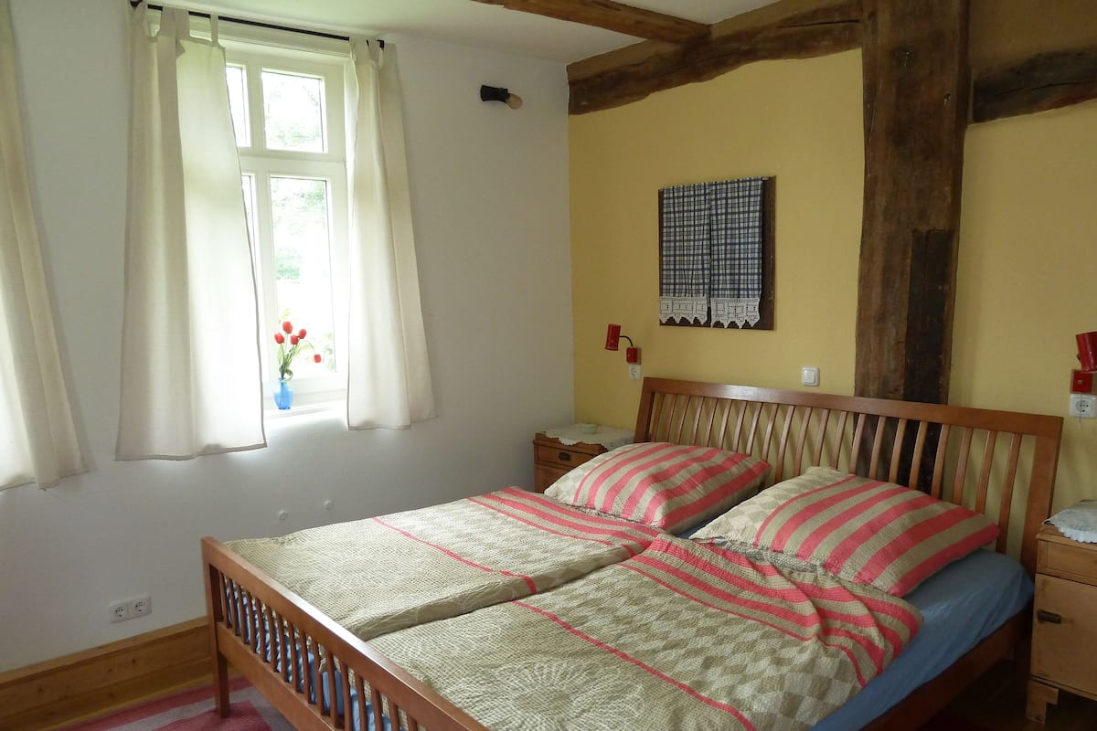 House | Desk, free cots/infant beds, free WiFi, bed sheets
