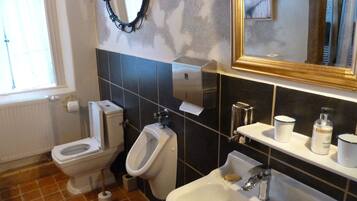 Ferienhaus | Badezimmer | Komfortbadewanne, kostenlose Toilettenartikel, Haartrockner, Handtücher