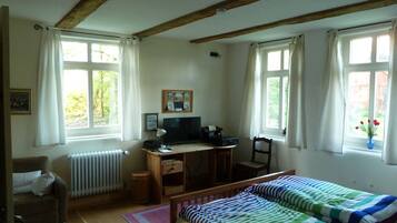 Ferienhaus | Schreibtisch, kostenlose Babybetten, kostenloses WLAN, Bettwäsche