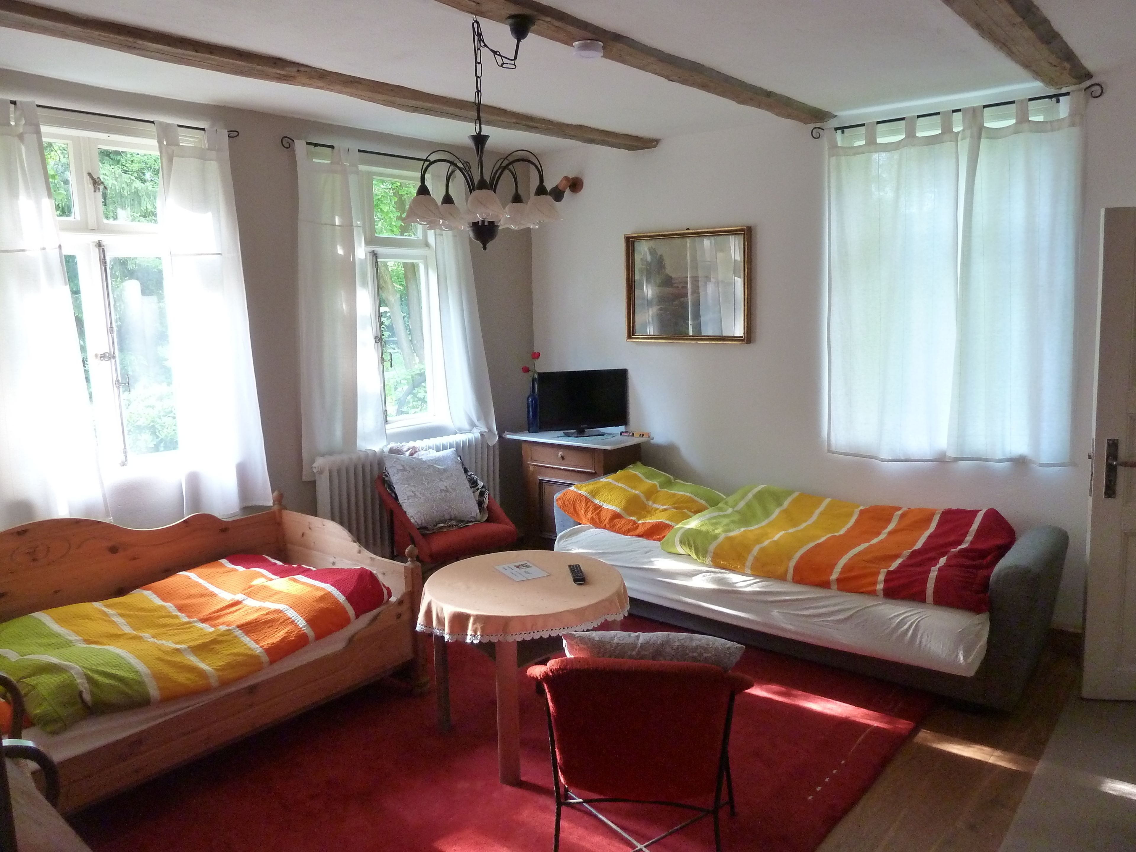 House | Desk, free cots/infant beds, free WiFi, bed sheets