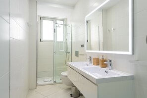 Douche, sèche-cheveux, serviettes fournies