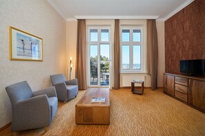 Juniorsuite Meerseite 1. Etage | Wohnbereich | 28-Zoll-Flachbildfernseher mit Satellitenempfang