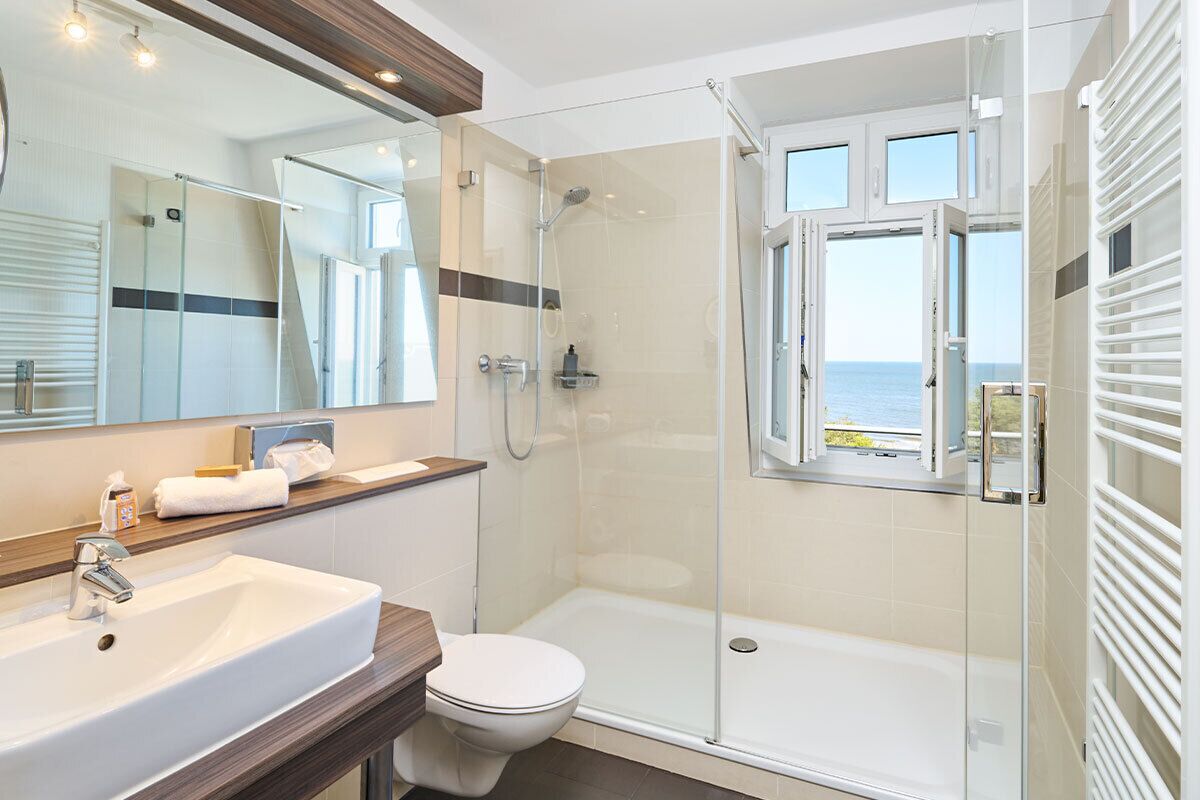Suite panorámica, 1 habitación (Tower Suite Sea view) | Baño | Artículos de higiene personal gratuitos, secador de pelo y albornoces