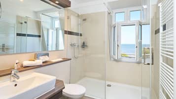 Suite panorámica, 1 habitación (Tower Suite Sea view) | Baño | Artículos de higiene personal gratuitos, secador de pelo y albornoces
