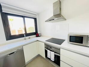 Kühlschrank, Mikrowelle, Ofen, Geschirrspüler