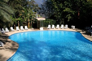 2 outdoor pools