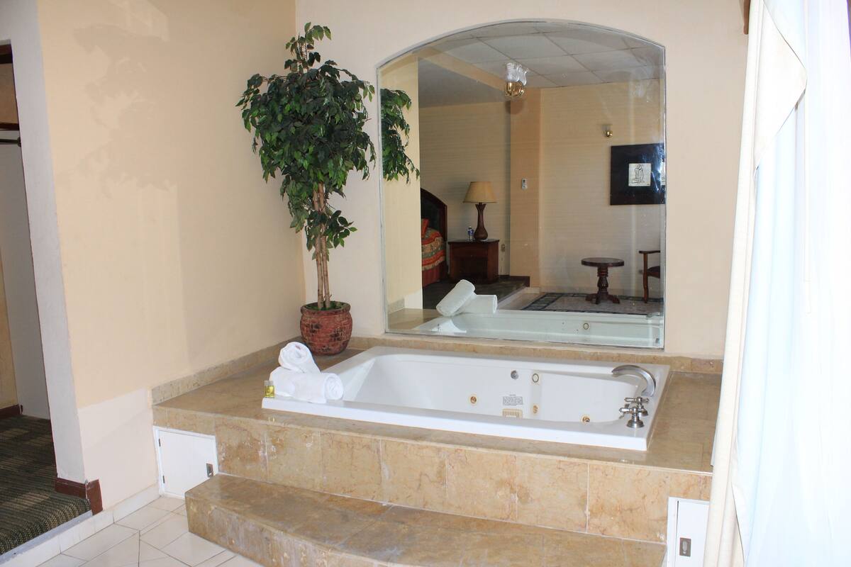 Quarto casal conforto | Escrivaninha, cortinas blackout, Wi-Fi de cortesia, roupa de cama