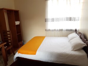 Tabla de planchar con plancha, wifi y ropa de cama