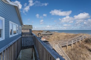 Property grounds - 5423- McLendon, Classic 8-person OBX vacation rental on the Nags Head Oceanfront (Nags Head)