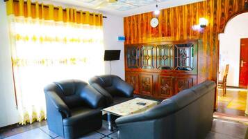 Vila Basic, 2 kamar tidur, dapur, tepi pantai | Televisi