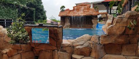 3 piscines extérieures