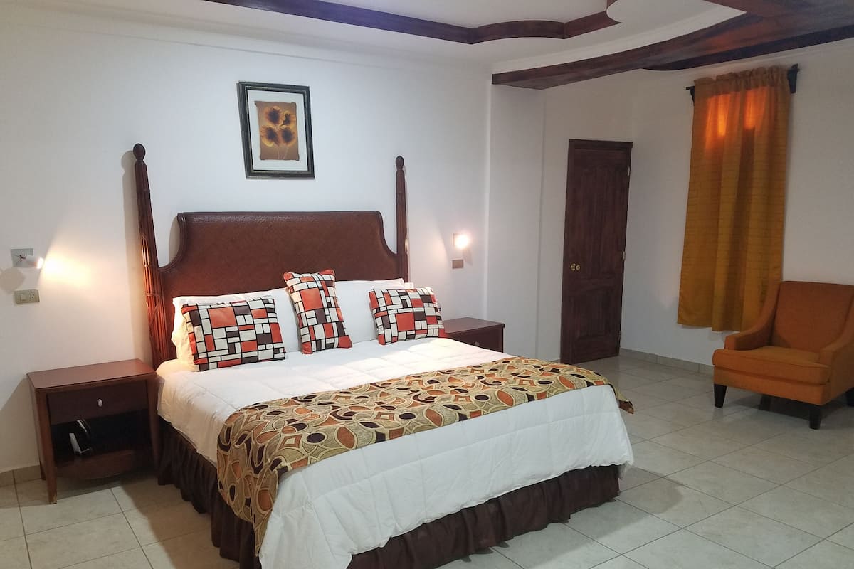Suite estudio Confort, vista al resort | Ropa de cama de alta calidad y escritorio