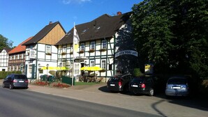 Un edificio tradicional europeo con un letrero que dice 'Zur Post Hotel'.