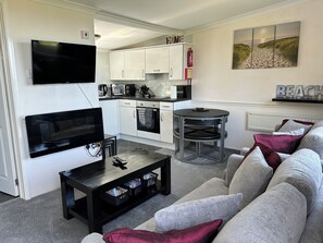Smart-tv, dvd-afspiller, bøger, videobibliotek