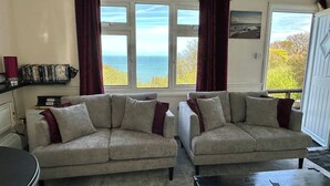 Smart-TV, DVD-spiller, bøker og filmbibliotek