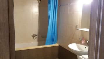 SĂšche-cheveux, serviettes fournies, savon, shampoing