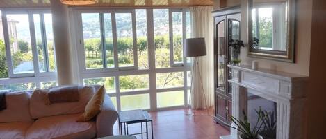 Televisie en een open haard