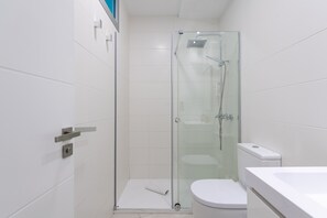 Dusche, Haartrockner, Handtücher, Toilettenpapier