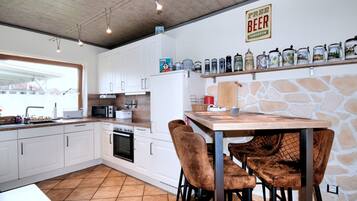 Kühlschrank, Mikrowelle, Ofen, Geschirrspüler